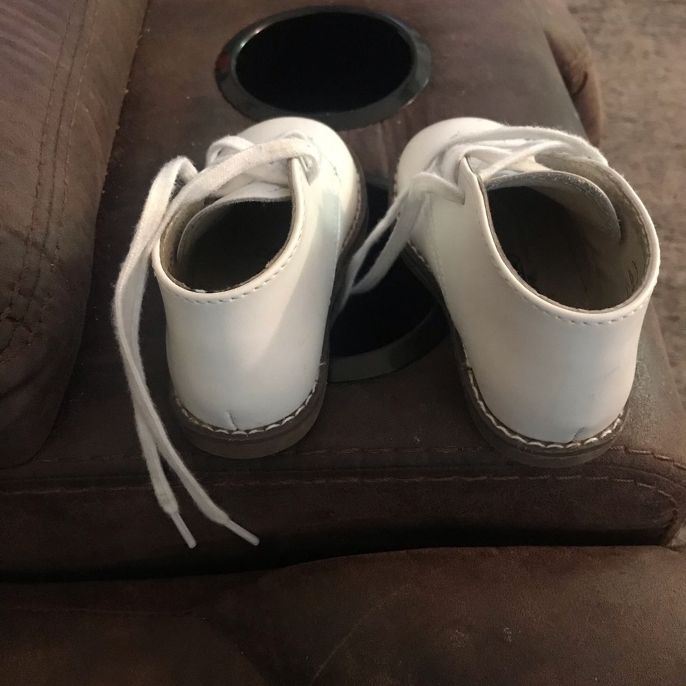 White baby’s hard bottom shoes size 5
